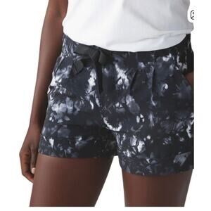 LULULEMON SPRING BREAK AWAY SHORYS SIZE 6